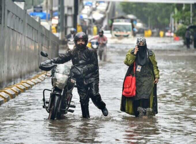 Pics: ધોધમાર વરસાદથી મુંબઈના હાલ બેહાલ, આખું શહેર થયું જળબંબાકાર