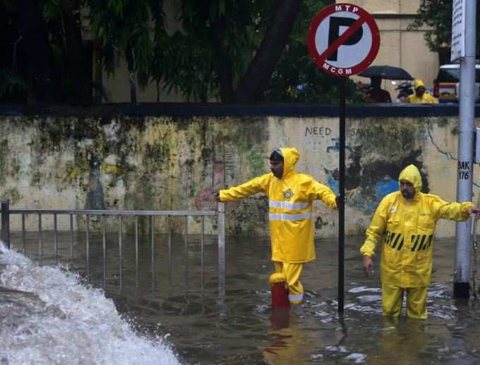 Pics: ધોધમાર વરસાદથી મુંબઈના હાલ બેહાલ, આખું શહેર થયું જળબંબાકાર