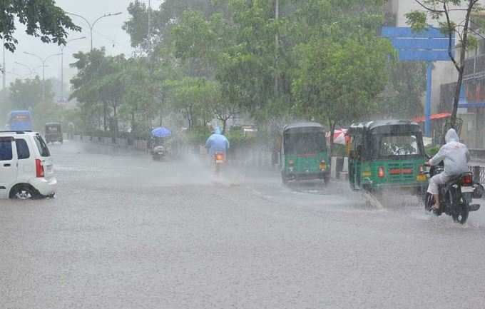 Pics: સુરતમાં ધોધમાર વરસાદ, અનેક વિસ્તારોમાં પાણી ભરાયા