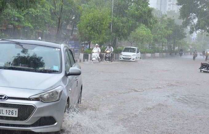 Pics: સુરતમાં ધોધમાર વરસાદ, અનેક વિસ્તારોમાં પાણી ભરાયા