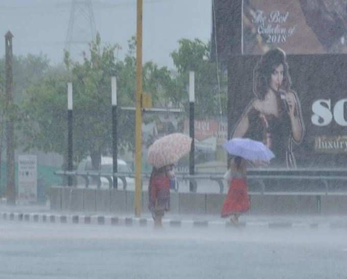 Pics: સુરતમાં ધોધમાર વરસાદ, અનેક વિસ્તારોમાં પાણી ભરાયા