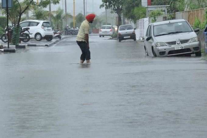 Pics: સુરતમાં ધોધમાર વરસાદ, અનેક વિસ્તારોમાં પાણી ભરાયા