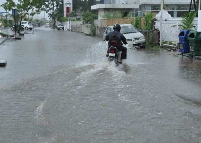 Pics: સુરતમાં ધોધમાર વરસાદ, અનેક વિસ્તારોમાં પાણી ભરાયા