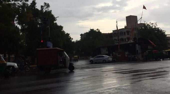 અમદાવાદઃ શહેરભરમાં વીજળીના કડાકા-ભડાકા સાથે વરસાદ