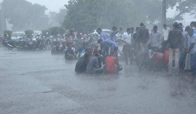 Pics: સુરતમાં પડ્યો જોરદાર વરસાદ, અમદાવાદમાં પણ વાદળિયું વાતાવરણ