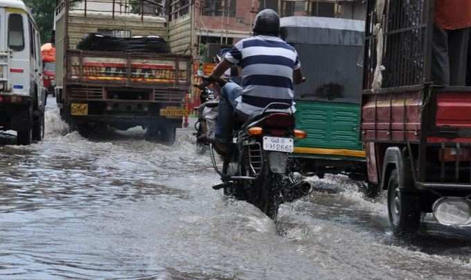 Pics: સુરતમાં પડ્યો જોરદાર વરસાદ, અમદાવાદમાં પણ વાદળિયું વાતાવરણ