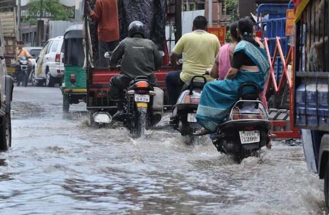 Pics: સુરતમાં પડ્યો જોરદાર વરસાદ, અમદાવાદમાં પણ વાદળિયું વાતાવરણ