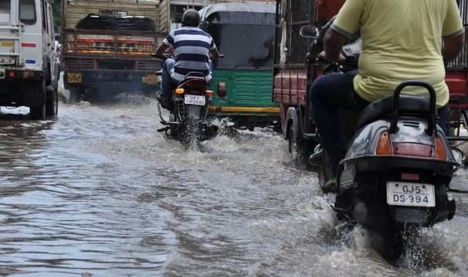 Pics: સુરતમાં પડ્યો જોરદાર વરસાદ, અમદાવાદમાં પણ વાદળિયું વાતાવરણ