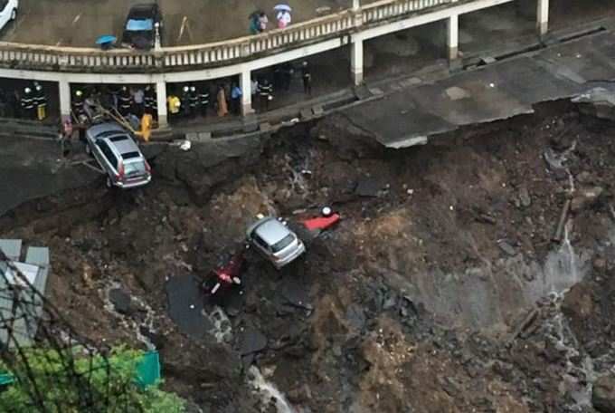 મુંબઈમાં ભારે વરસાદ: જમીન ધસી પડતા 20 ગાડીઓ ગરકાવ