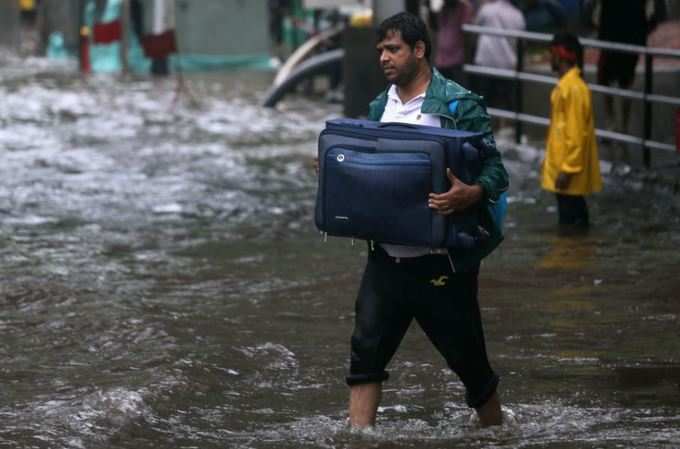 મુંબઈમાં ભારે વરસાદ: જમીન ધસી પડતા 20 ગાડીઓ ગરકાવ