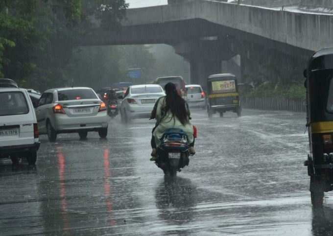 Pics: ચોમાસું ફરી સક્રિય થયું, સુરતમાં સવારથી પડી રહ્યો છે વરસાદ