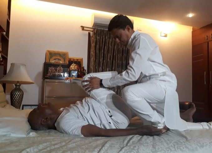 કર્ણાટકના CMને મોદીએ આપેલી ચેલેન્જ 85 વર્ષના દેવગૌડાએ યોગ કરી પૂર્ણ કરી