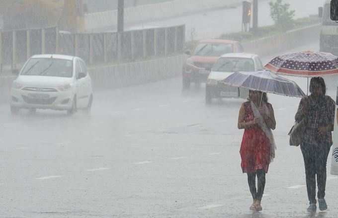 મુંબઈમાં રવિવારે પણ પડ્યો આવો ધમધોકાર વરસાદ, અમદાવાદ હજુય કોરું