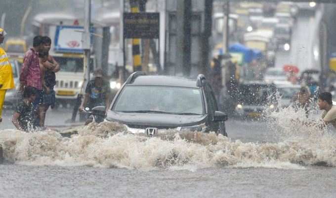 મુંબઈમાં ફરી શરુ થયો જોરદાર વરસાદ, અનેક વિસ્તારો પાણીમાં ગરકાવ