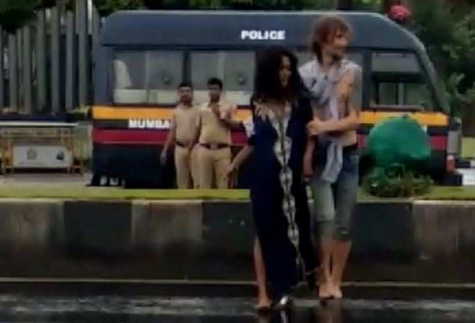 મુંબઈ: નરિમાન પોઈન્ટ પર રશિયન કપલે કરી અશ્લીલ હરકત, વીડિયો વાયરલ