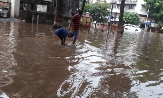 મુંબઈમાં ધમધોકાર વરસાદ તૂટી પડ્યો, અનેક વિસ્તારોમાં પાણી ભરાયા