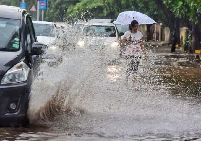 મુંબઈમાં ધમધોકાર વરસાદ તૂટી પડ્યો, અનેક વિસ્તારોમાં પાણી ભરાયા