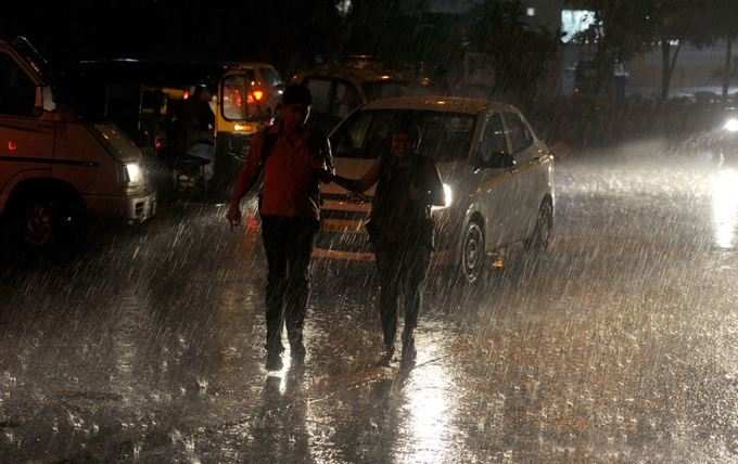 મુંબઈમાં ધોધમાર વરસાદ, Pics જોઈ અમદાવાદની ગરમી ભૂલી જશો