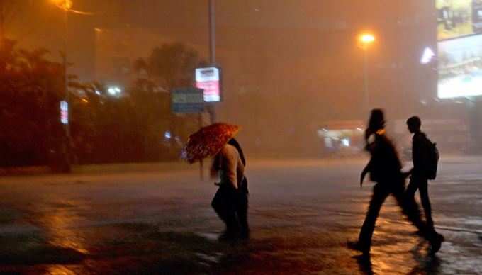 Pics: મુંબઈમાં વરસાદ, ક્યાંક ગરમીથી રાહત તો ક્યાંક આફત
