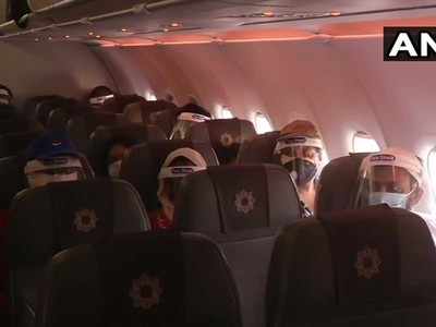 2 महीने बाद उड़ान सेवा शुरू, दिल्ली से भुवनेश्वर रवाना हुई फ्लाइट, Face Shield पहने दिखे यात्री