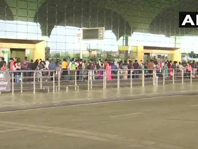 मुंबई एयरपोर्ट पर भीड़