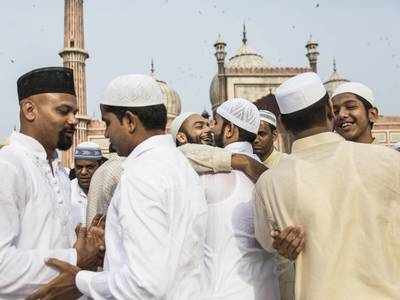 Eid Mubarak 2020: सोशल डिस्टेंसिंग को ध्यान में रखते हुए पड़ोसी के साथ ऐसे मनाएं ईद का त्योहार