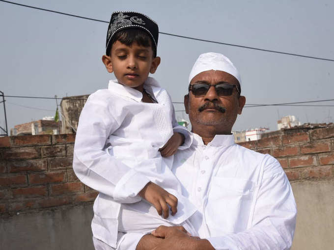 दिल को छू लेने वाली रहीं ईद पर घरों में नमाज की तस्वीरें