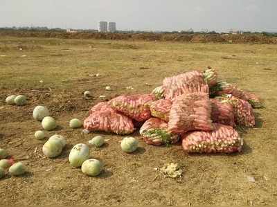 வீதியில் வீசப்படும் காய்கறிகள்... வேதனையில் வியாபாரிகள்!