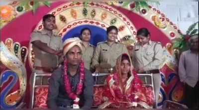 અનોખી રીતે સાત ફેરા ફર્યું આ કપલ, પોલીસે કરાવ્યાં લગ્ન