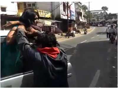 जबलपुर: मां, बाप और भाई ने दिनदहाड़े किया युवती का अपहरण! देखिए वीडियो
