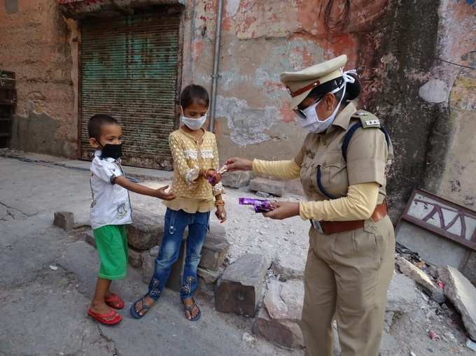 ​बांटी बच्चों को चॉकलेट्स