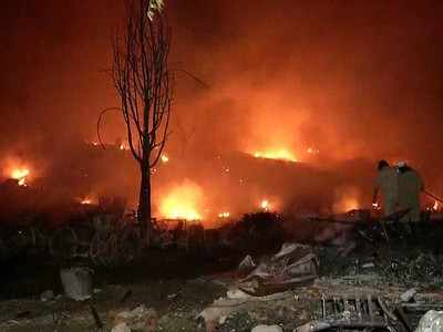 दिल्ली: तुगलकाबाद झुग्गी बस्तियों में लगी भीषण आग, मौके पर 20 दमकल गाड़ियां