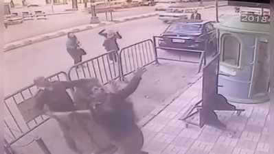 Video: ત્રીજા માળે લટકી રહ્યું હતું બાળક, જુઓ પછી પોલીસે શું કર્યું