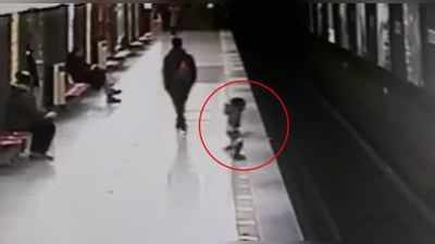 ટ્રેન આવે તે પહેલા બાળક રેલવે ટ્રેક પર પડ્યું અને પછી...જુઓ, CCTV ફૂટેજ