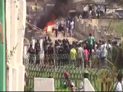 ओडिशाः कंटेनमेंट जोन खोलने को लेकर तांडव, पथराव-आगजनी में कई पुलिसकर्मी घायल