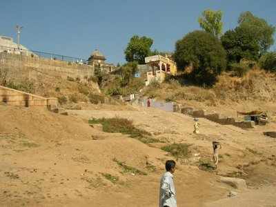 ગુજરાતનો પવિત્ર ત્રિવેણી સંગમ વેરાન: નર્મદા નદી સાવ સૂકાઈ ગઈ