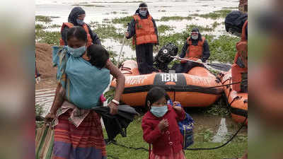 Assam Floods: टूटी सड़कें, हताश चेहरे, घर से लेकर खेतों तक हर ओर पानी.... हिला देंगी तस्वीरें
