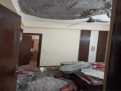 नोएडाः फ्लैट के कमरे का प्लास्टर गिरने से बच्चा घायल, बिल्डर के खिलाफ केस
