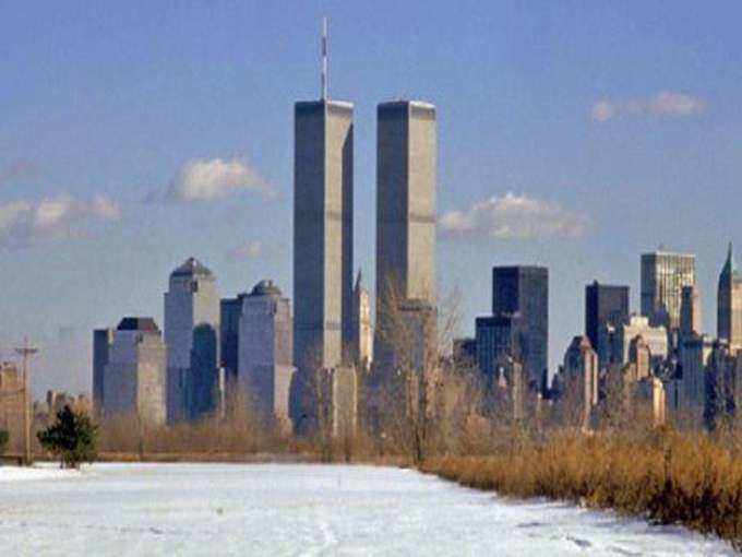 9/11 அன்று நடந்தது தான் உலக வர்த்தக மையத்தில் நடந்த முதல் தாக்குதல் அல்ல. 1993ம் ஆண்டு பிப்ரவரி மாதம் ஒரு குண்டுவெடிப்பு சம்பவம் நடந்தது. அதில் 6 பேர் உயிரிழந்தனர்.