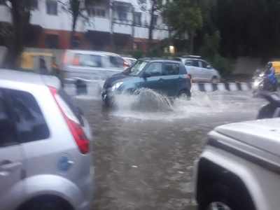 ಬೆಂಗಳೂರಿನಲ್ಲಿ ಭಾರೀ ಮಳೆ, ವಾಹನ ಸವಾರರ ಪರದಾಟ