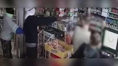 Video: દુકાનદારનો સિંઘમ અવતાર જોઈને લુંટારાઓ પણ નાસી ગયા