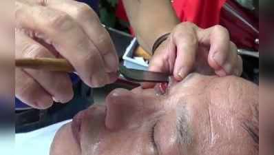 ચીનમાં લોકો અસ્ત્રાથી કરાવે છે આંખની સફાઈ