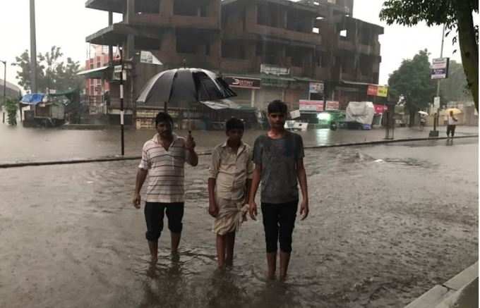 રસ્તાઓ નદી બન્યા