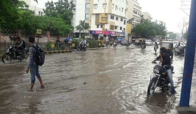 રાજકોટમાં PMના આગમન પહેલા વરસાદથી પાણી ભરાયા