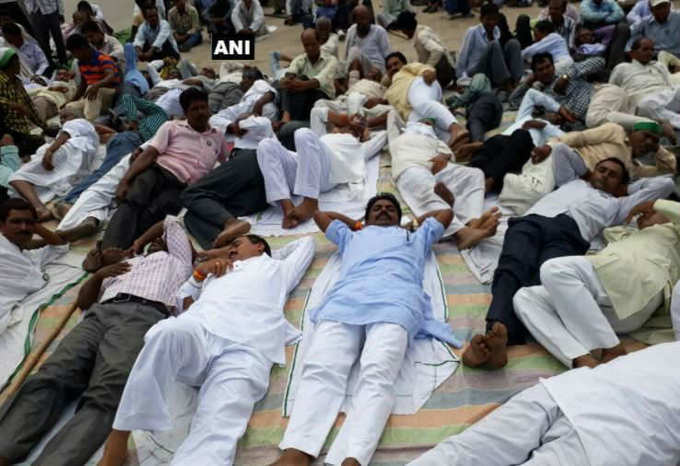 UPનું બારાબંકીઃ NH-8 પર ભારતીય કિસાન યુનિયનના કાર્યકર્તાઓએ “સવાસન” કરીને મંદસૌરની ઘટના સામે વિરોધ નોંધાવ્યો
