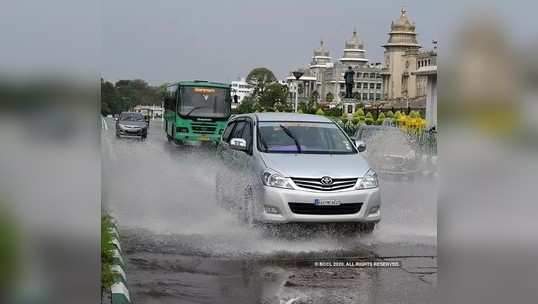 ಬೆಂಗಳೂರಿನಲ್ಲಿ ಧಾರಾಕಾರ ಮಳೆ; ಧರೆಗುರುಳಿದ ಮರಗಳು, ವಾಹನಗಳು ಜಖಂ 