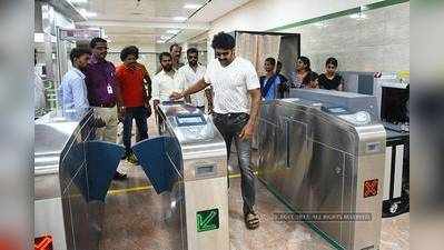Actor Arya travels in Chennai Metro