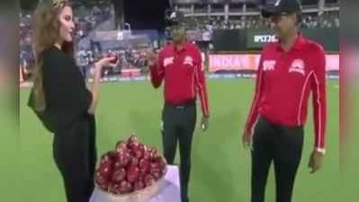 Video: IPL મેચ પહેલાં મોડલે અમ્પાયર સાથે કર્યો મજાક