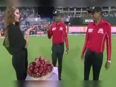 Video: IPL મેચ પહેલાં મોડલે અમ્પાયર સાથે કર્યો મજાક