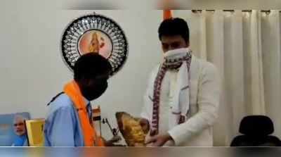 उस सब्‍जी वाले से मिले त्रिपुरा के मुख्यमंत्री बिप्लब देब, PM मोदी ने की थी जिसकी तारीफ